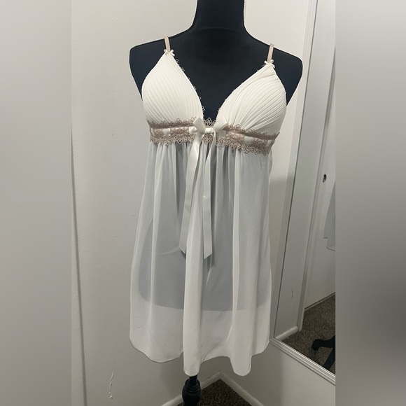 Linea Donatella NWOT Ivory Pleated Chemise with Lace - Picture 2 of 9